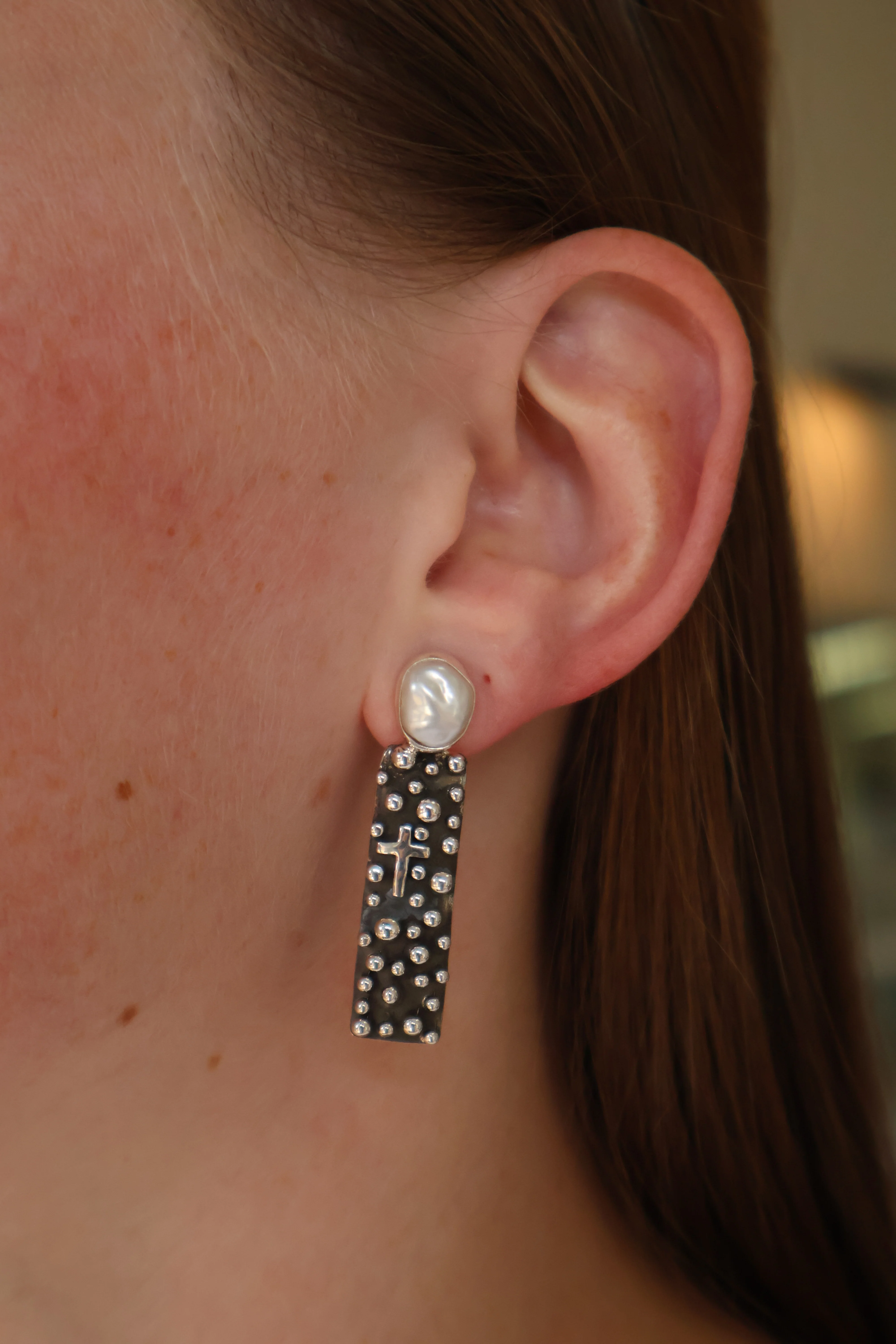 The Colonys w/cross - Fresh Water Pearl - Image 2