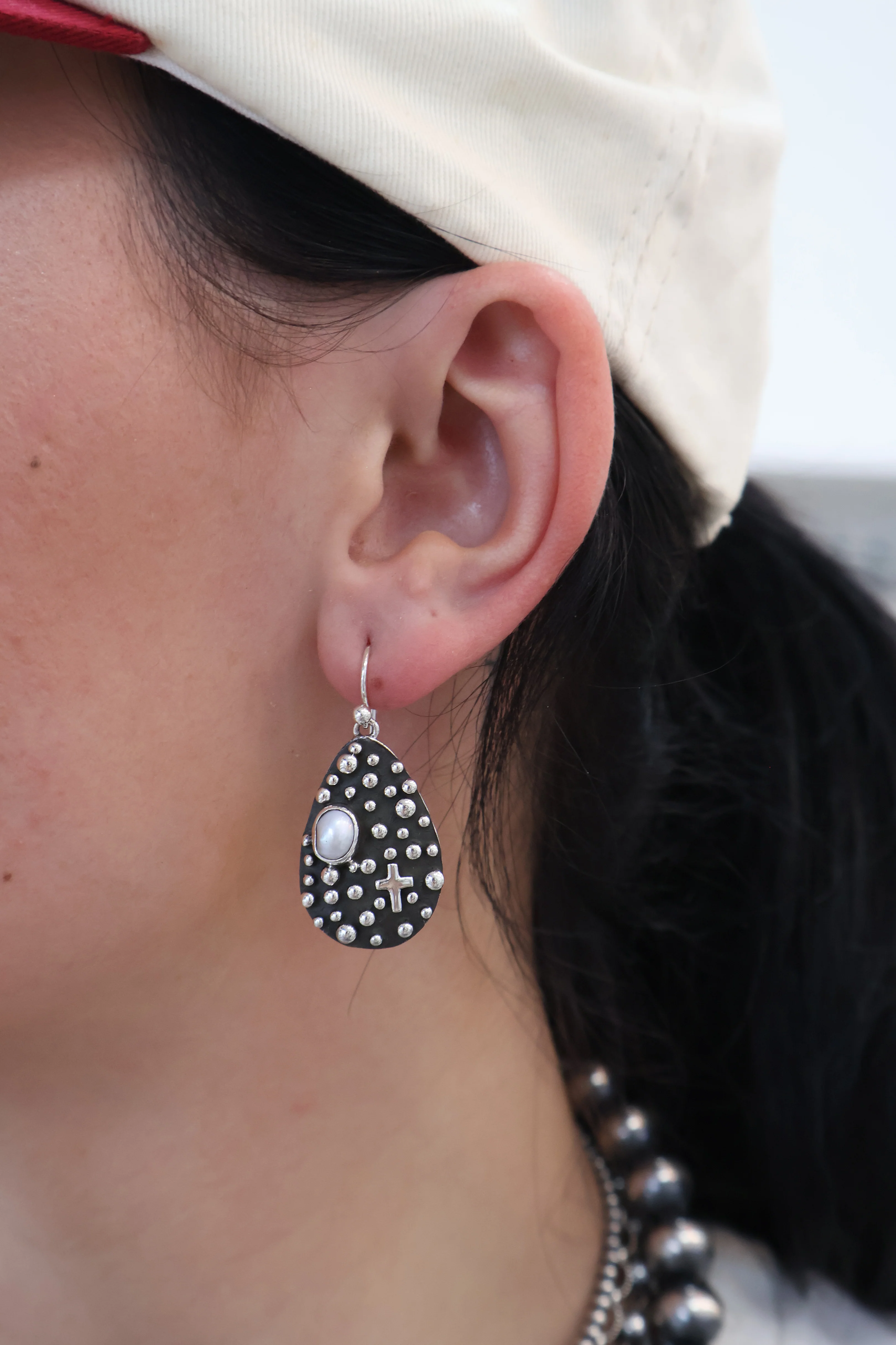 The Delanas w/cross - Fresh Water Pearl - Image 2
